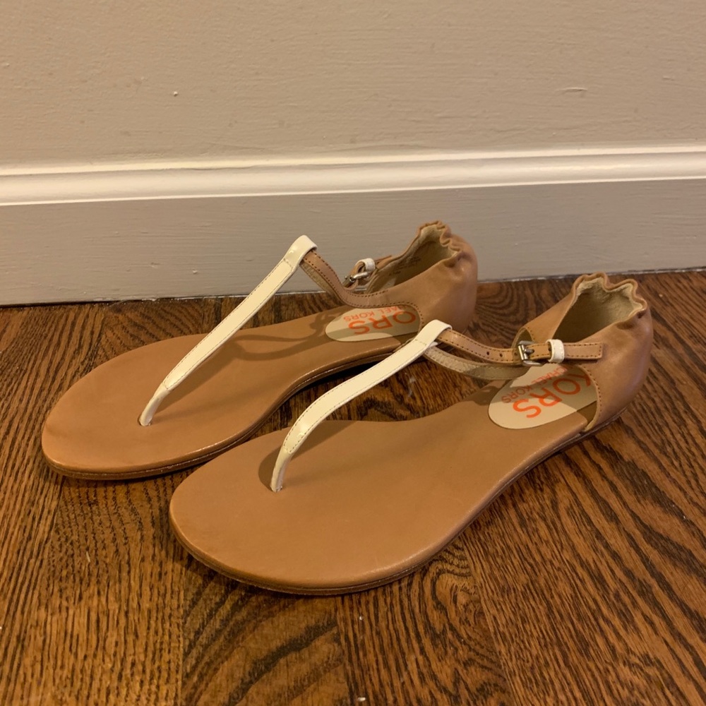 KORS Michael Kors 6 1/2 thong sandal patent